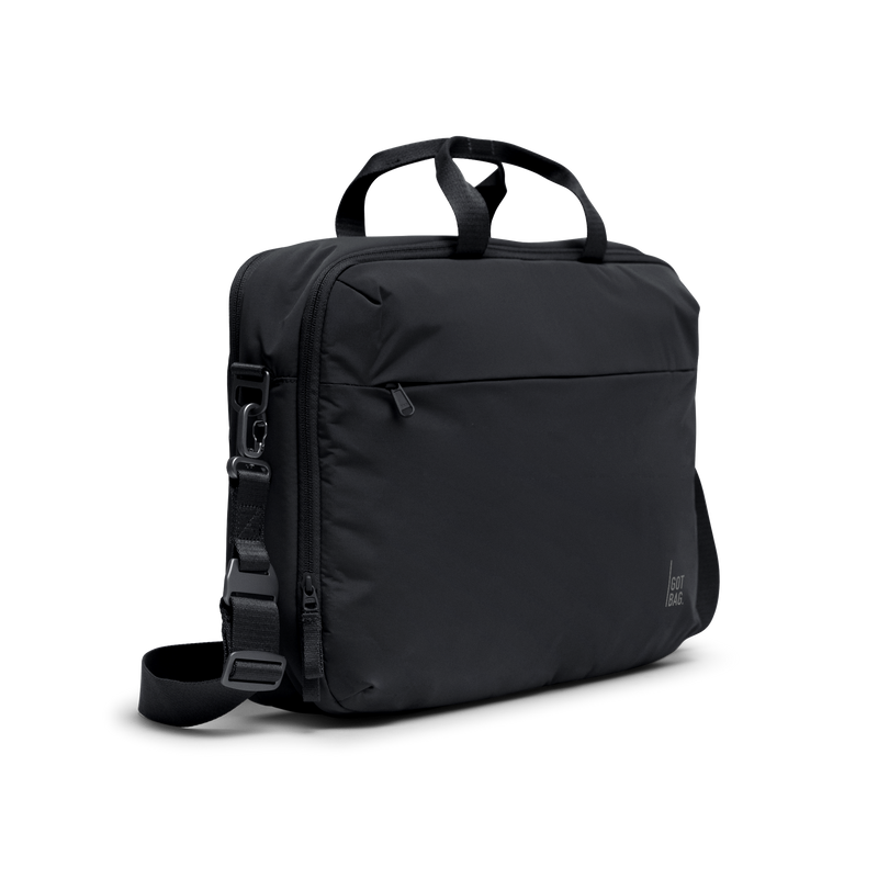 COMMUTER BAG Tasche in black (Schwarz) als Studioaufnahme in diagonaler Ansicht.