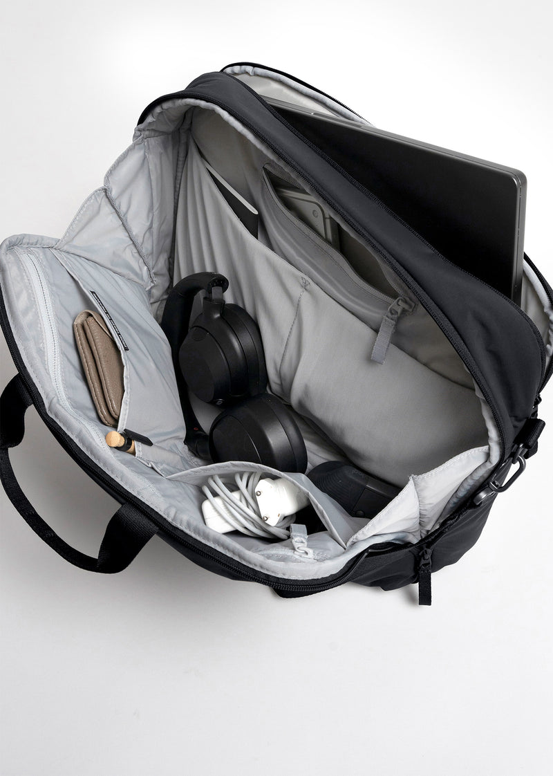 COMMUTER BAG borsa in black (nero) come ripresa dettagliata dell'interno aperto.