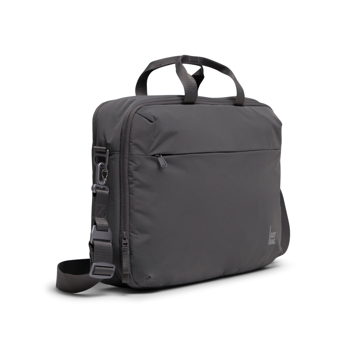 COMMUTER BAG Tasche in shark (Dunkelgrau) als Studioaufnahme in diagonaler Ansicht.