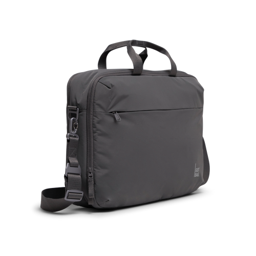 COMMUTER BAG Tasche in shark (Dunkelgrau) als Studioaufnahme in diagonaler Ansicht.