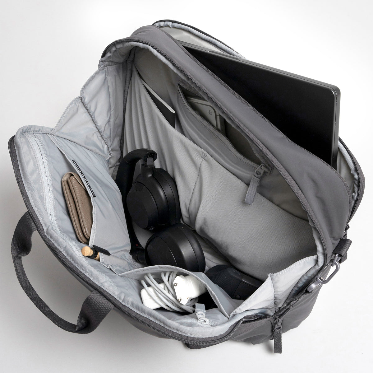 COMMUTER BAG Tasche in shark (Dunkelgrau) Innenansicht mit Laptop, Kopfhörern & Zubehör.