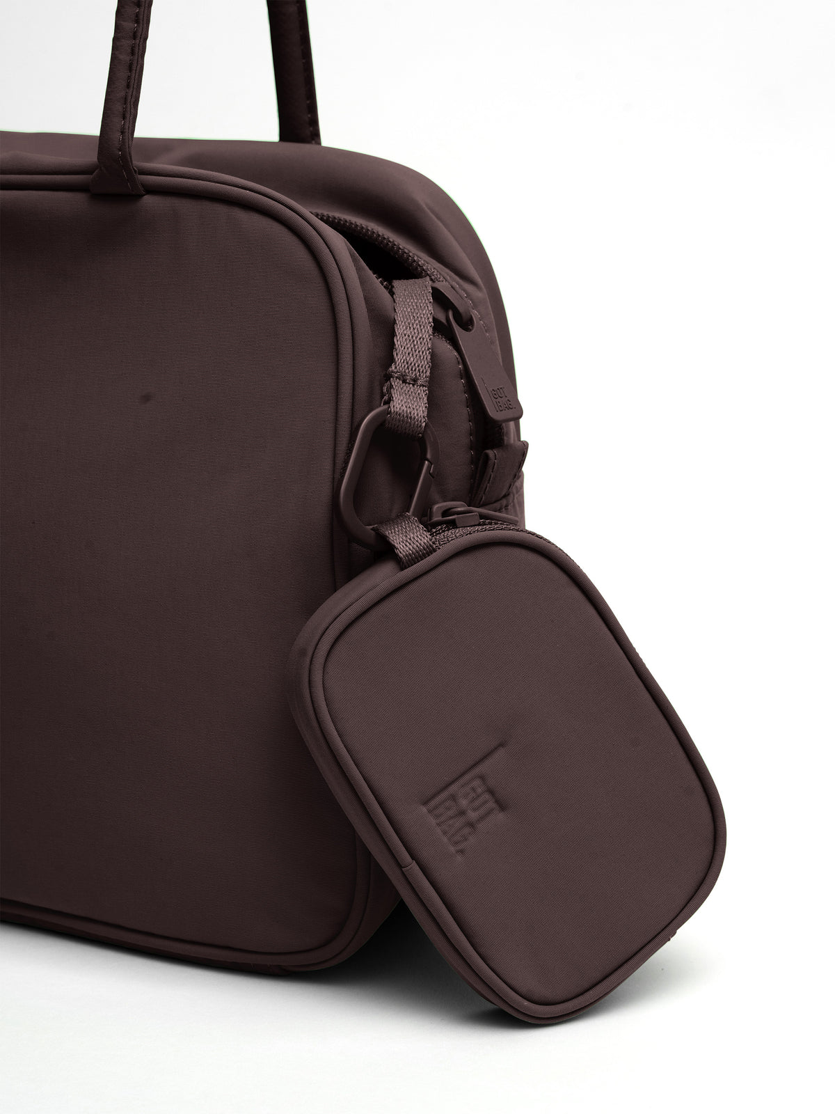 STRIKE BAG Tasche in sea lion (dunkles Schokobraun) mit kleiner aufgesetzter Tasche als Detailaufnahme.
