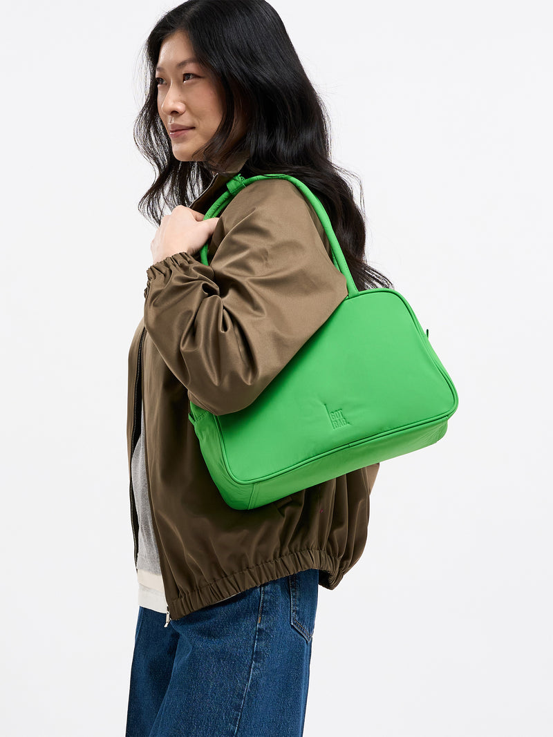 STRIKE BAG Tasche von einer Frau über der Schulter getragen.