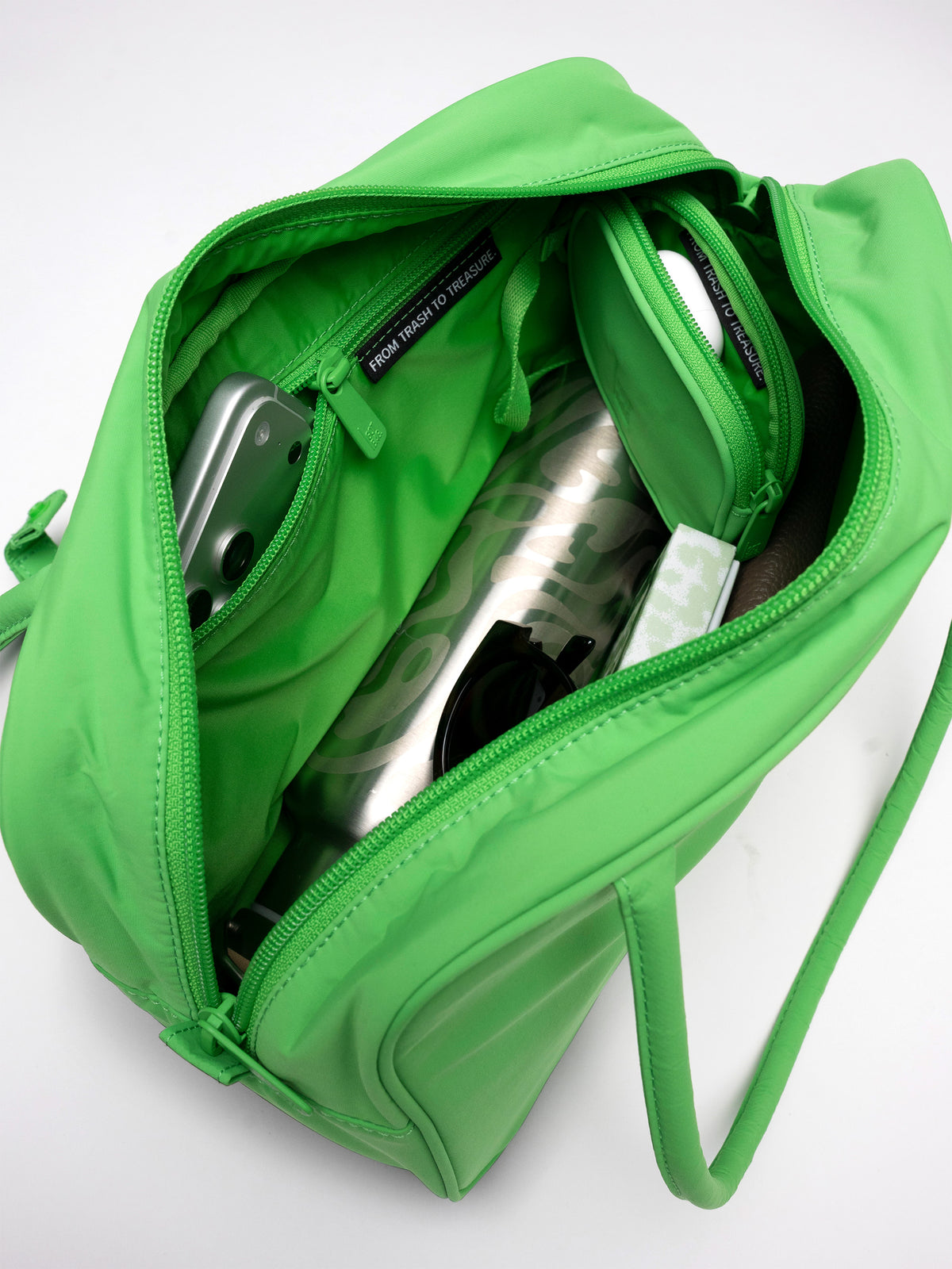 BA0571MO STRIKE BAG Tasche in leaf als Detailaufnahme von innen mit Inhalt.