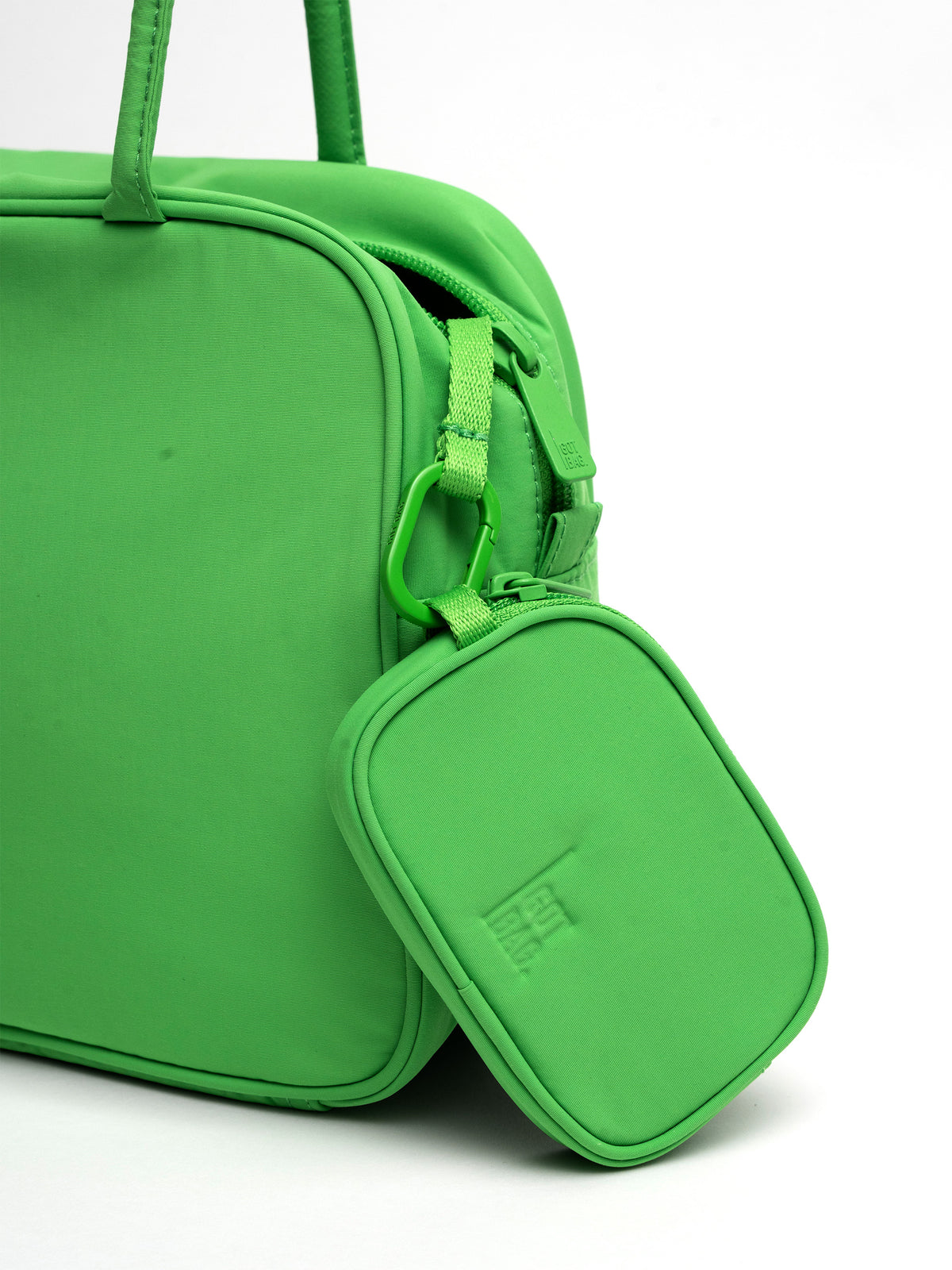 STRIKE BAG Tasche mit Karabiner und abnehmbarem Beutel als Detailaufnahme.