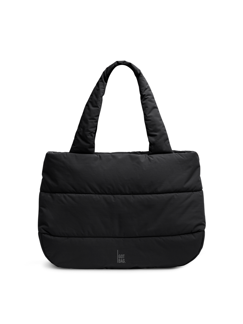 PUFFER HORIZON TOTE BAG Tasche in black (Schwarz) als Studioaufnahme in Frontansicht.