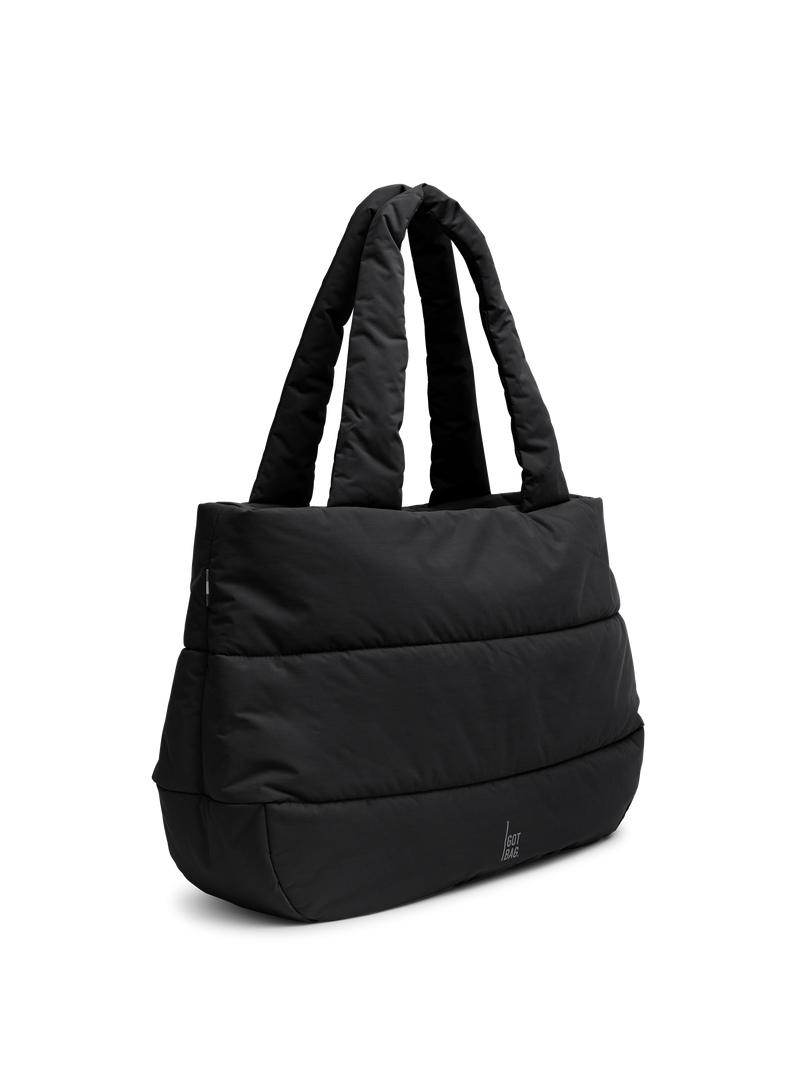 PUFFER HORIZON TOTE BAG Tasche in black (Schwarz) als Studioaufnahme in diagonaler Ansicht.