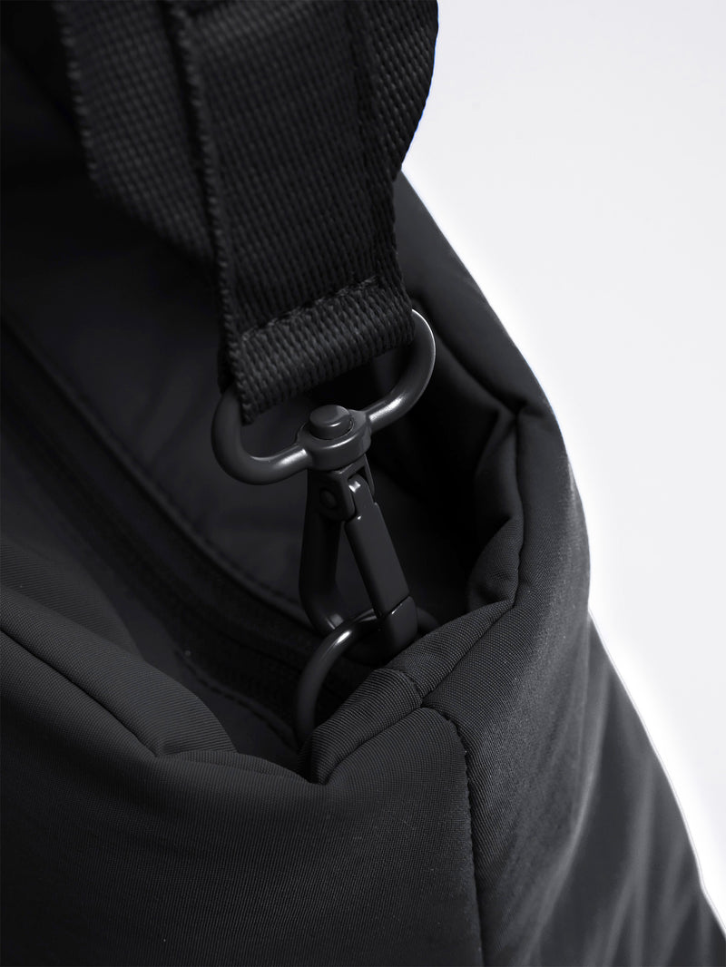 PUFFER HORIZON TOTE BAG Tasche in black (Schwarz) als Detailaufnahme eines Karabiners.