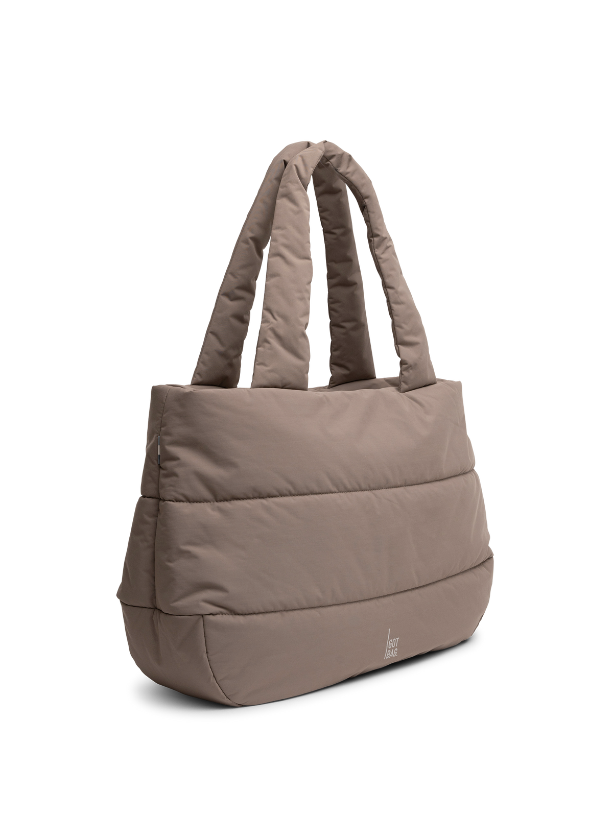 PUFFER HORIZON TOTE BAG Tasche in oyster (klassisches Taupe-Braun) als Studioaufnahme in Schrägansicht.