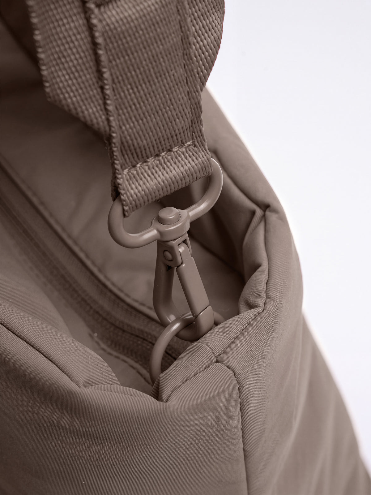 PUFFER HORIZON TOTE BAG Tasche in oyster (klassisches Taupe-Braun) Detailaufnahme eines Karabinerhakens.