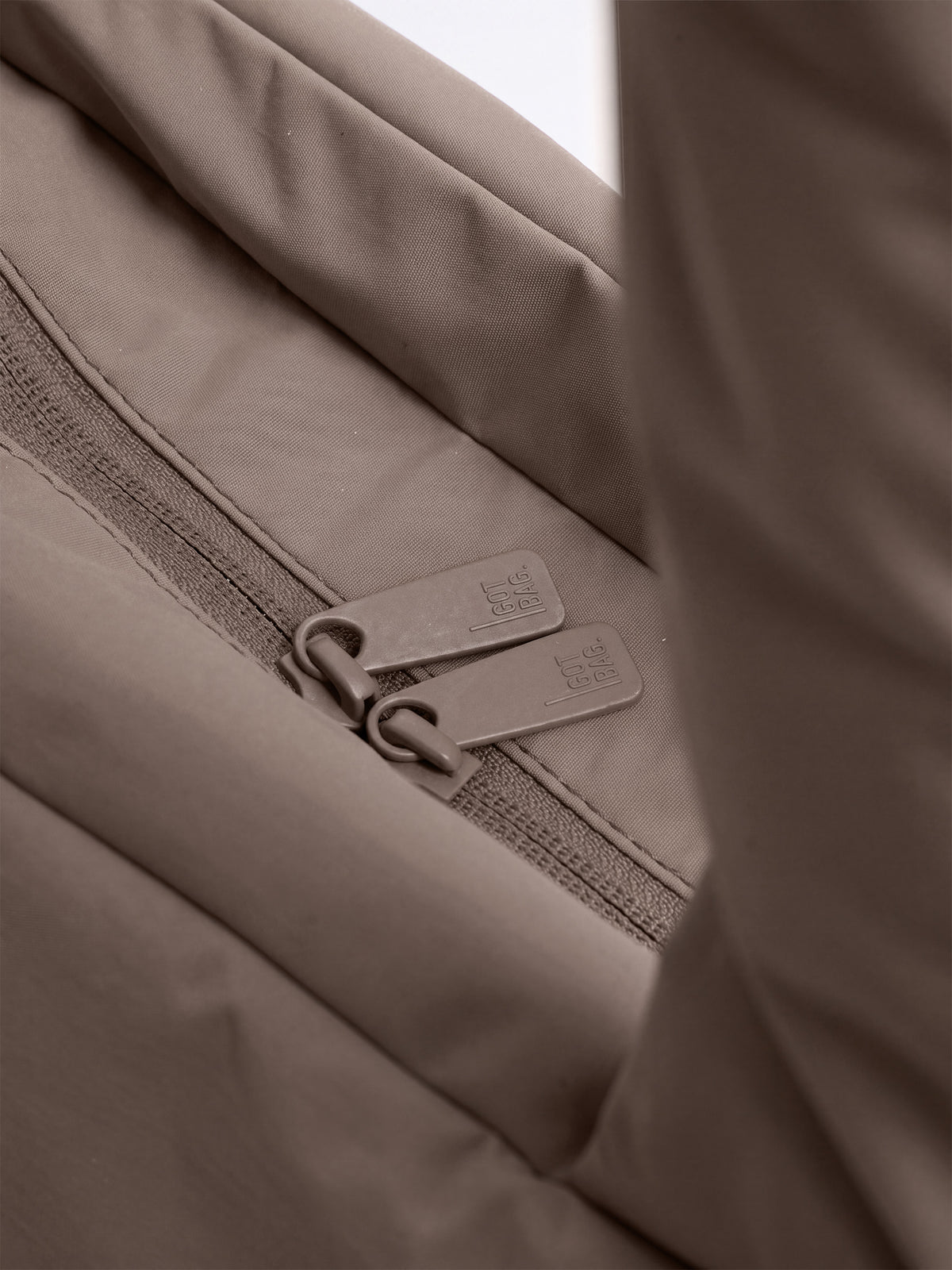 PUFFER HORIZON TOTE BAG Tasche in oyster (klassisches Taupe-Braun) Detailaufnahme vom Reißverschluss.