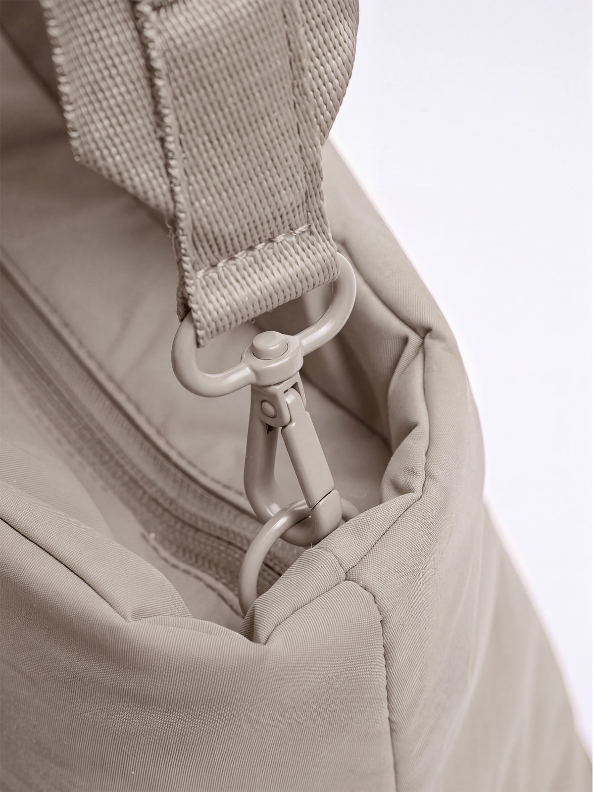 PUFFER HORIZON TOTE BAG Tasche in scallop (helles Beige) Detailaufnahme.