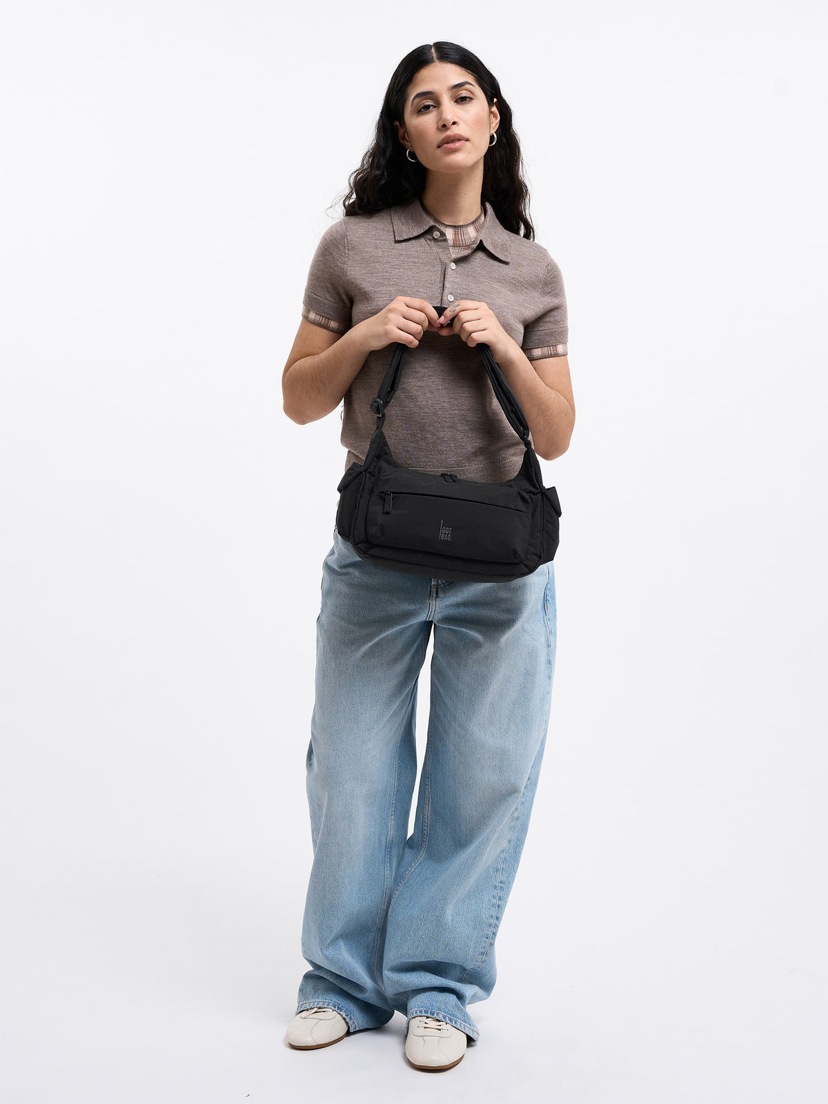 POCKET BAG SMALL Tasche in black (Schwarz) von einer Frau in den Händen gehalten.