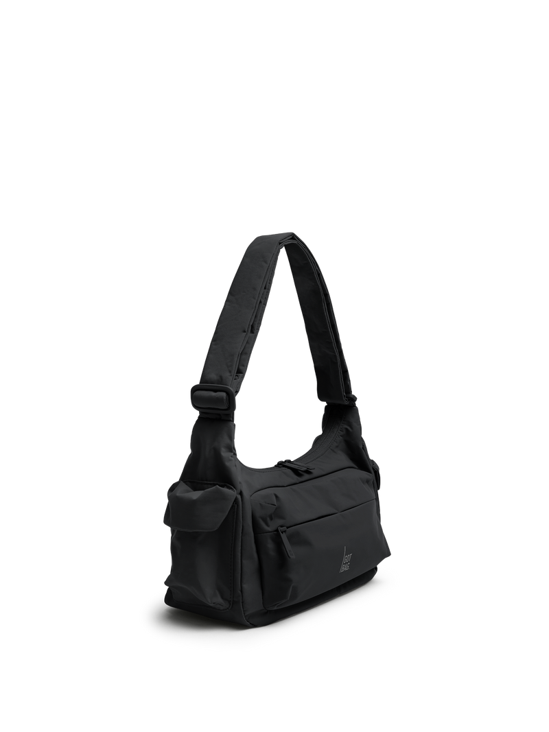 POCKET BAG SMALL Tasche in black (Schwarz) in diagonaler Ansicht.