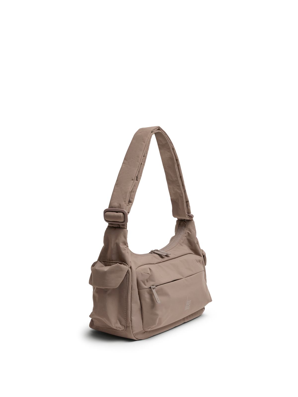 POCKET BAG SMALL Tasche in oyster (klassisches Taupe-Braun) als Studioaufnahme in diagonaler Ansicht.