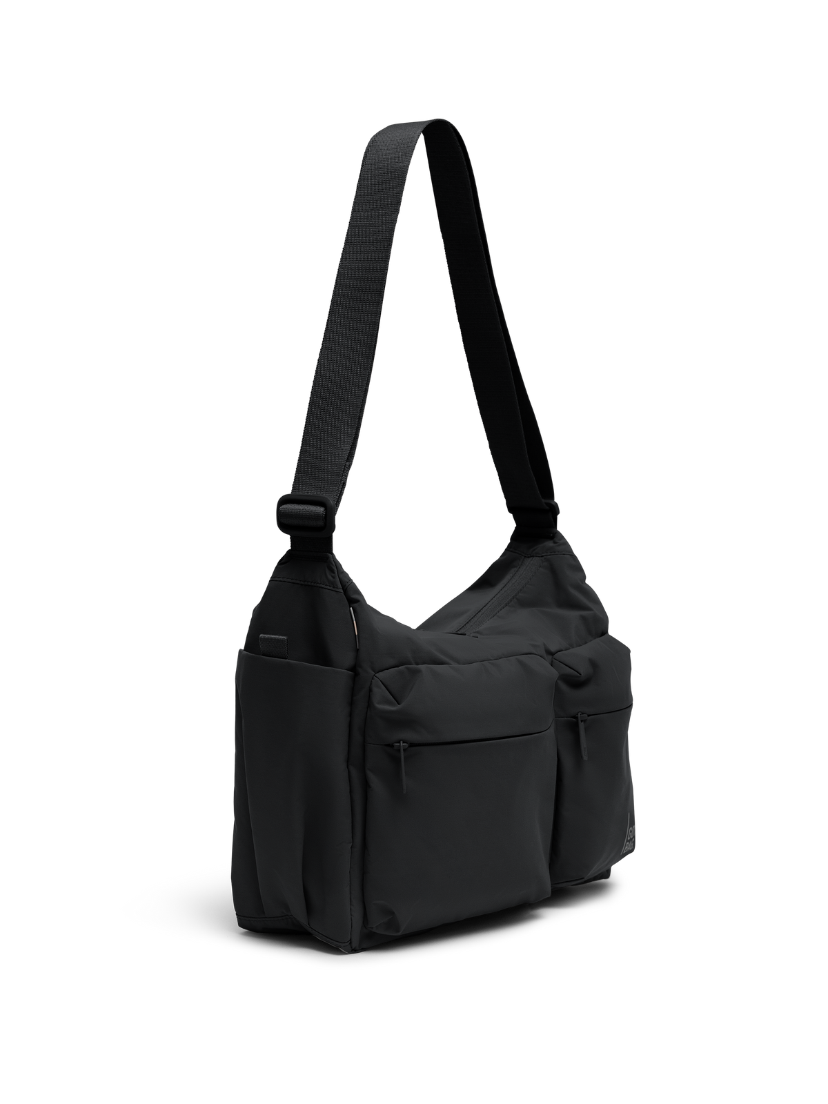 POCKET SLING BAG Tasche in black (Schwarz) als Studioaufnahme in diagonaler Ansicht.