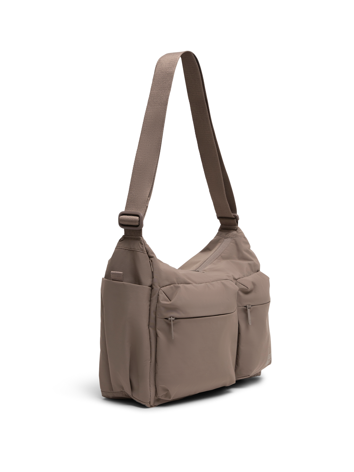 POCKET SLING BAG Tasche in oyster (klassisches Taupe-Braun) als Studioaufnahme in diagonaler Ansicht.