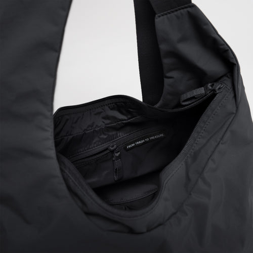 FULL MOON BAG Tasche in black (Schwarz) Innenansicht mit Schriftzug FROM TRASH TO TREASURE.
