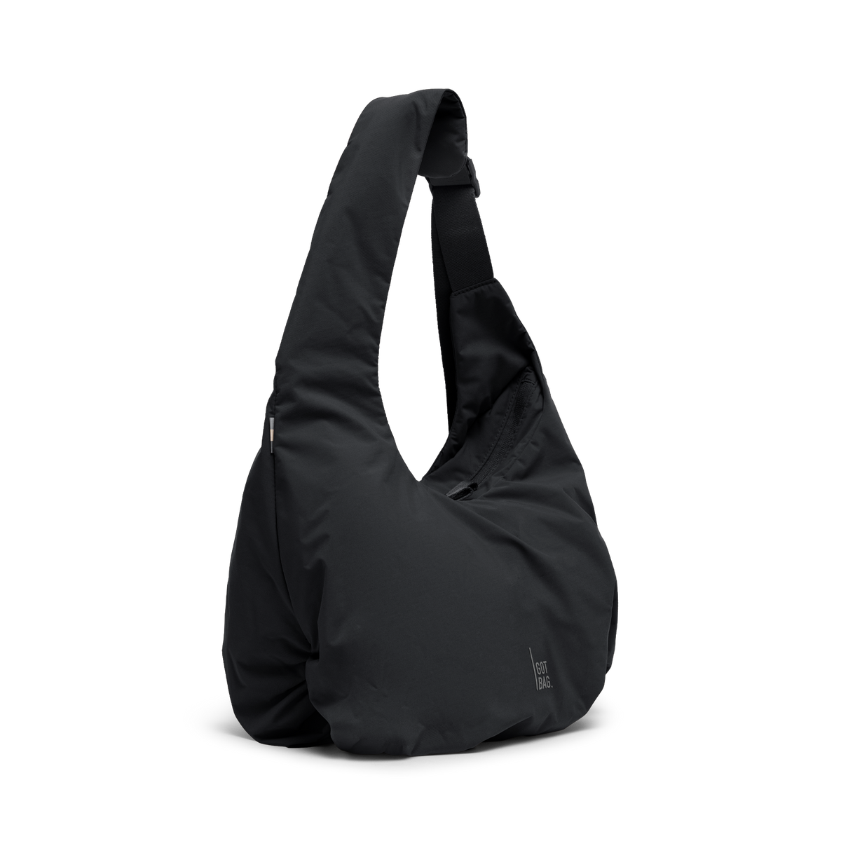 FULL MOON BAG Tasche in black (Schwarz) als Studioaufnahme in Schrägansicht.