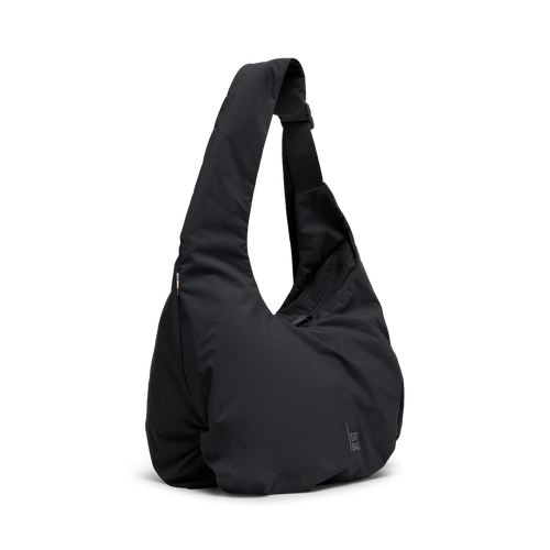 FULL MOON BAG Tasche in black (Schwarz) als Studioaufnahme in Schrägansicht.