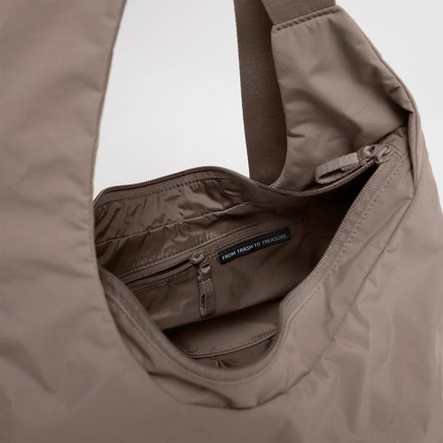 FULL MOON BAG Tasche in oyster (klassisches Taupe-Braun) mit offener Innenansicht und Reißverschlusstasche.