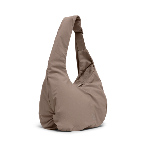 FULL MOON BAG Tasche in oyster (klassisches Taupe-Braun) als Studioaufnahme in Schrägansicht.