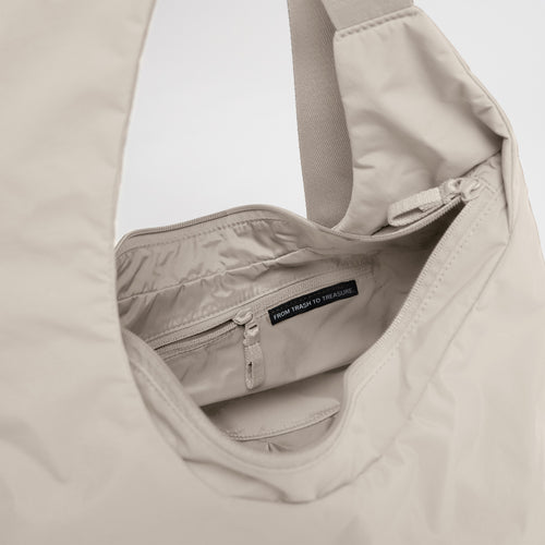 FULL MOON BAG Tasche in soft shell (warmes Cremeweiß), Innenansicht mit Label FROM TRASH TO TREASURE.