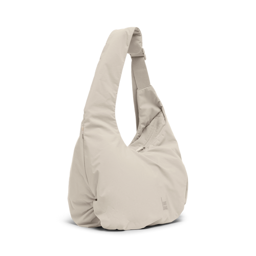 FULL MOON BAG Tasche in soft shell (warmes Cremeweiß) in diagonaler Ansicht.