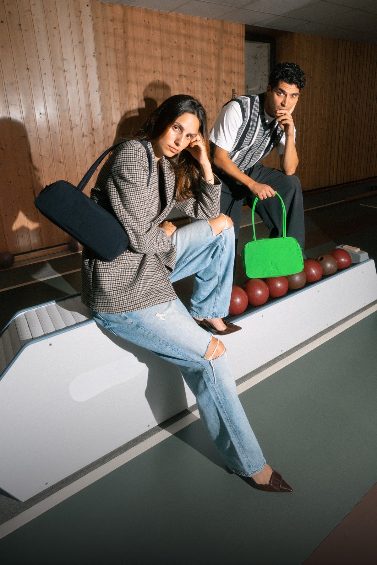 STRIKE BAG SMALL Tasche in black (Schwarz) von einer Frau über der Schulter getragen.