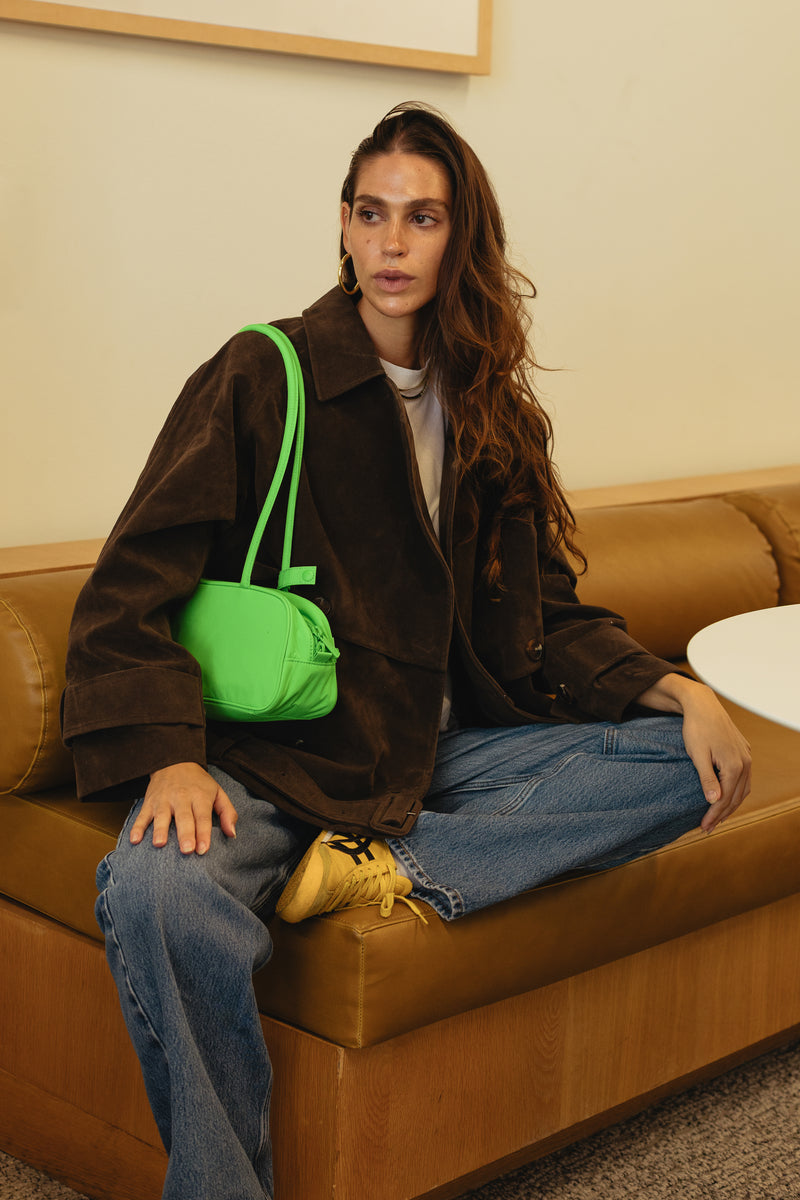 STRIKE BAG SMALL taška nošená na paži ženou.