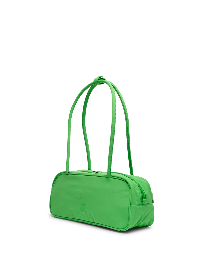 STRIKE BAG SMALL Tasche in leaf als Studioaufnahme in schräger Ansicht.