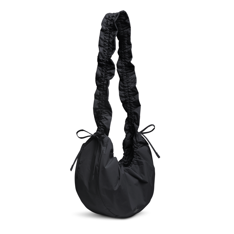 MOON BAG BOW Tasche in black (Schwarz) in diagonaler Ansicht.