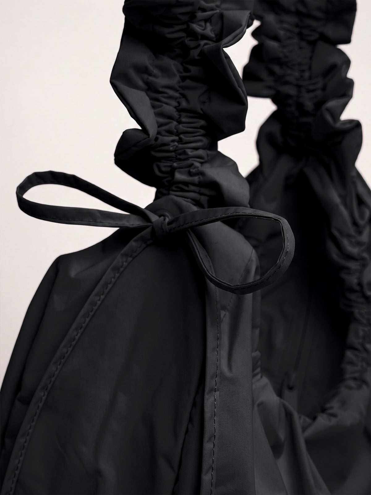 MOON BAG BOW Tasche in black (Schwarz) als Detailaufnahme.