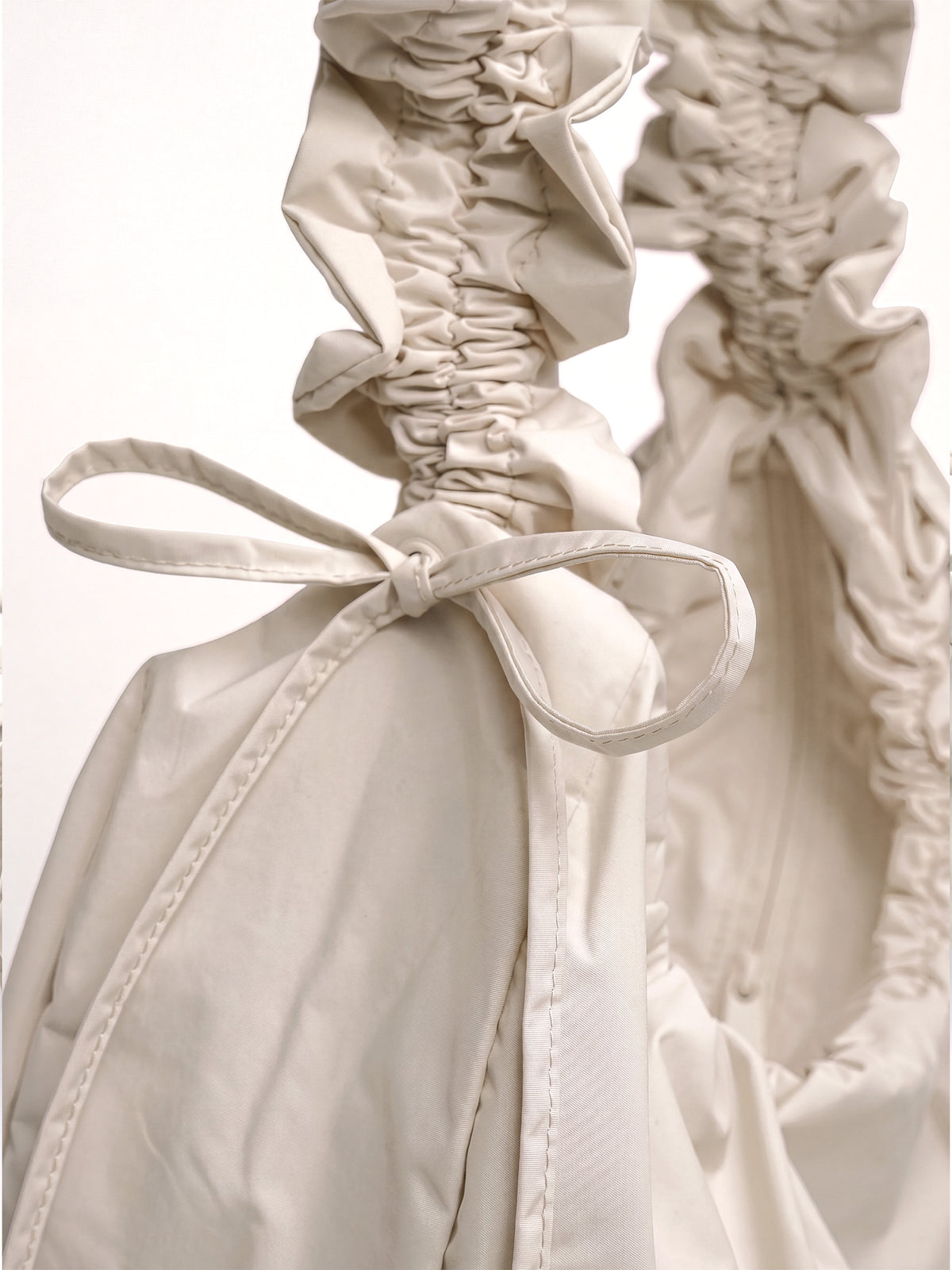 MOON BAG BOW Tasche in soft shell (warmes Cremeweiß) als Detailaufnahme.
