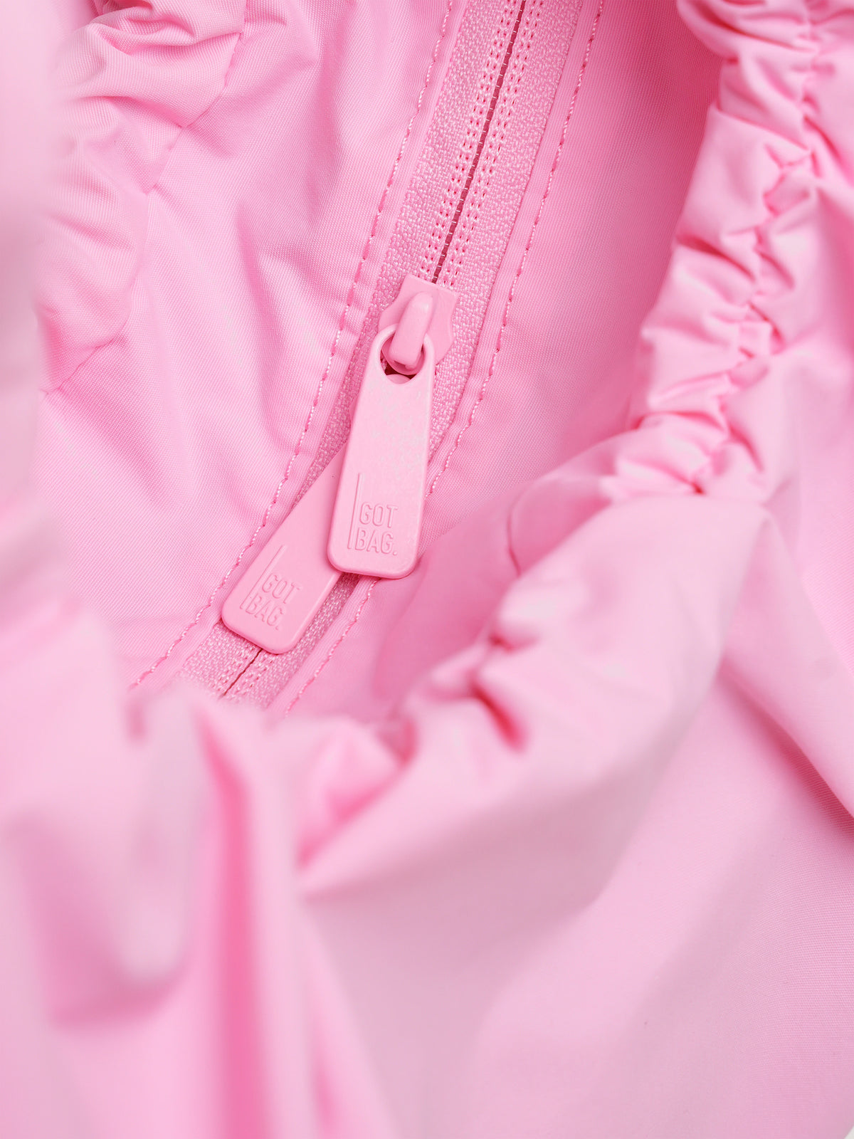 MOON BAG BOW Tasche in sea rose (sattes Pastell-Rosa), Detailaufnahme eines Reißverschlusses.