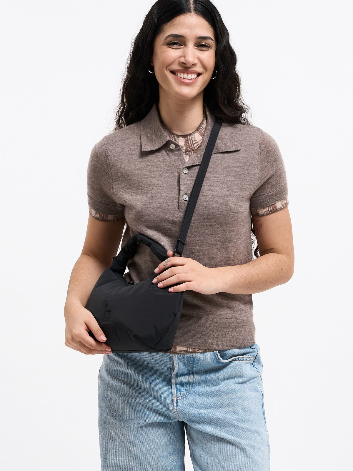 CLOUD BEAD BAG Tasche in black (Schwarz) von einer Frau crossbody getragen.
