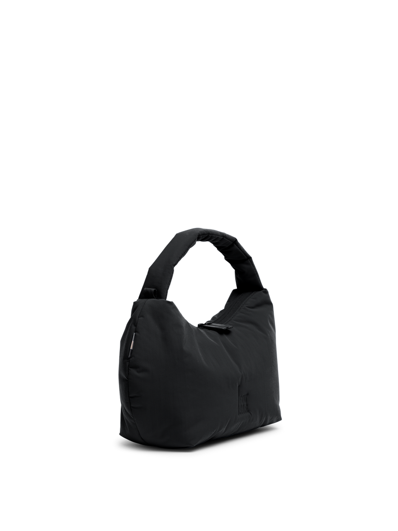 CLOUD BEAD BAG Tasche in black (Schwarz) als Studioaufnahme in diagonaler Ansicht.