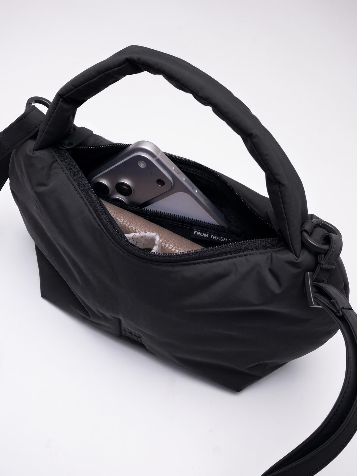 CLOUD BEAD BAG Tasche in black (Schwarz) als Innenansicht, gefüllt.