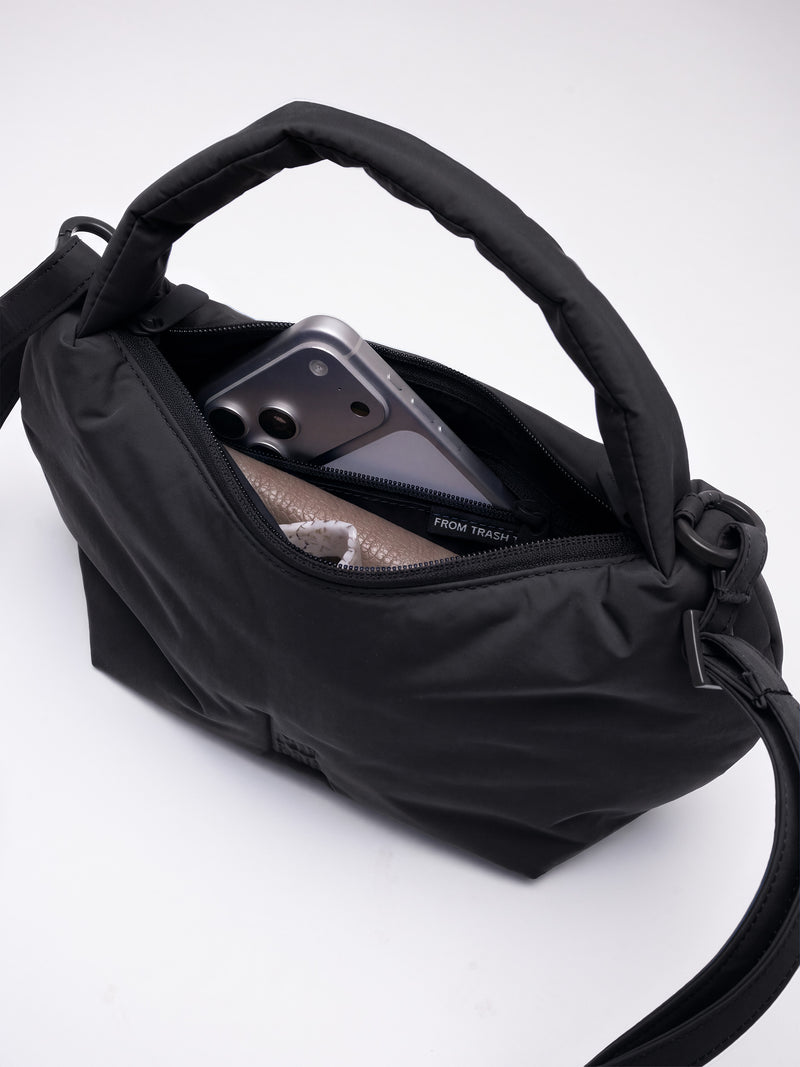 CLOUD BEAD BAG Tasche in black (Schwarz) als Innenansicht, gefüllt.