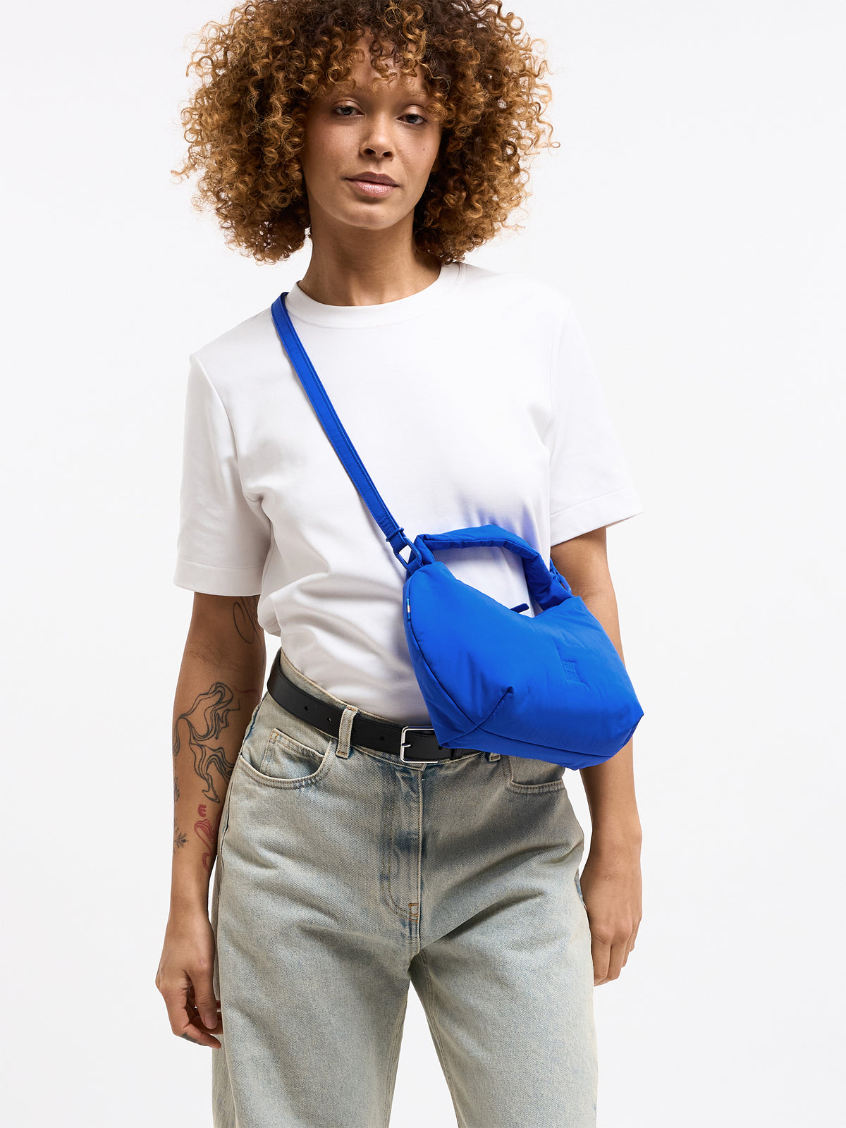 CLOUD BEAD BAG Tasche in cobalt (leuchtendes Kobaltblau) von einer Frau crossbody getragen.