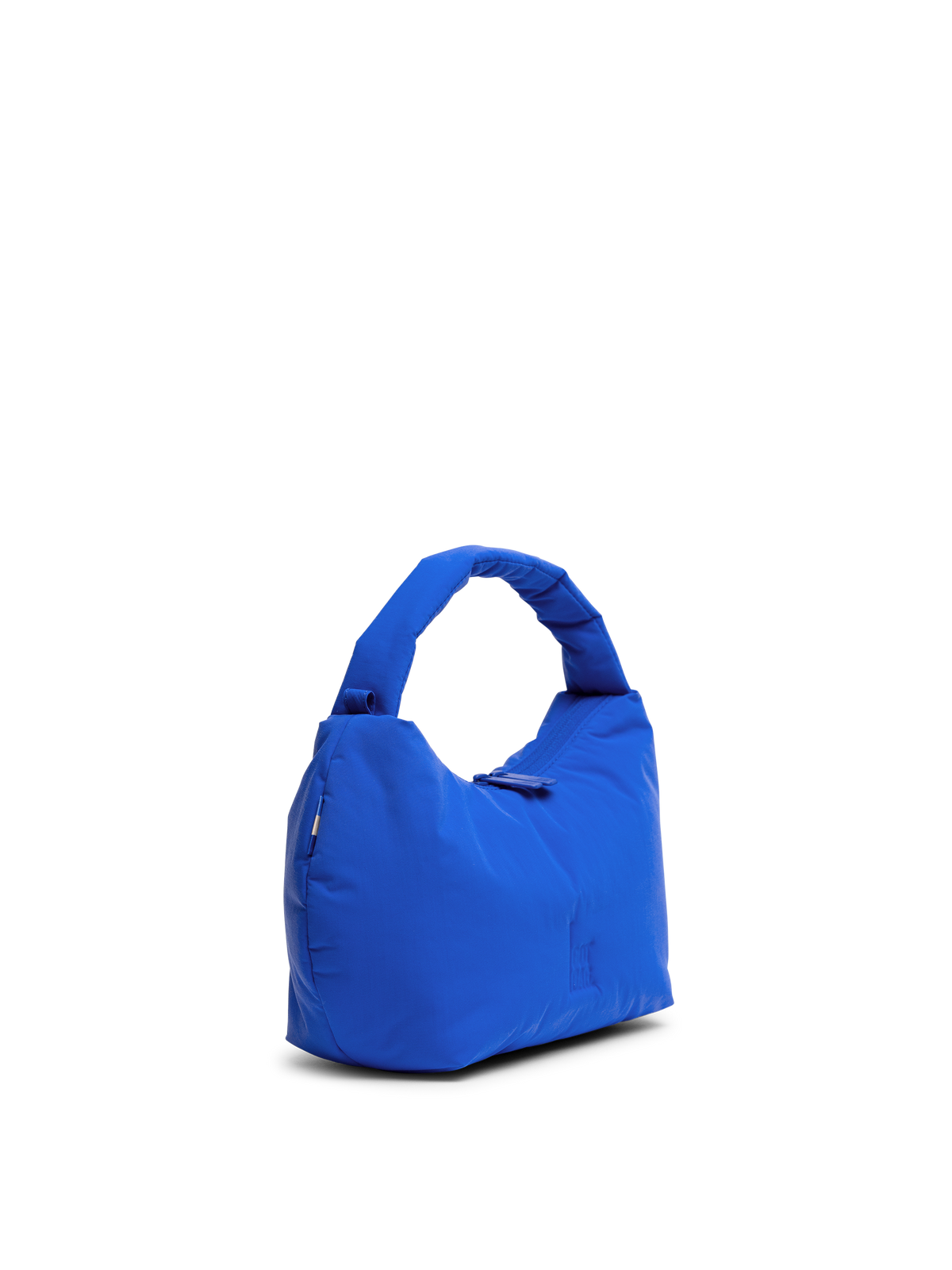 CLOUD BEAD BAG Tasche in cobalt (leuchtendes Kobaltblau) in diagonaler Ansicht.