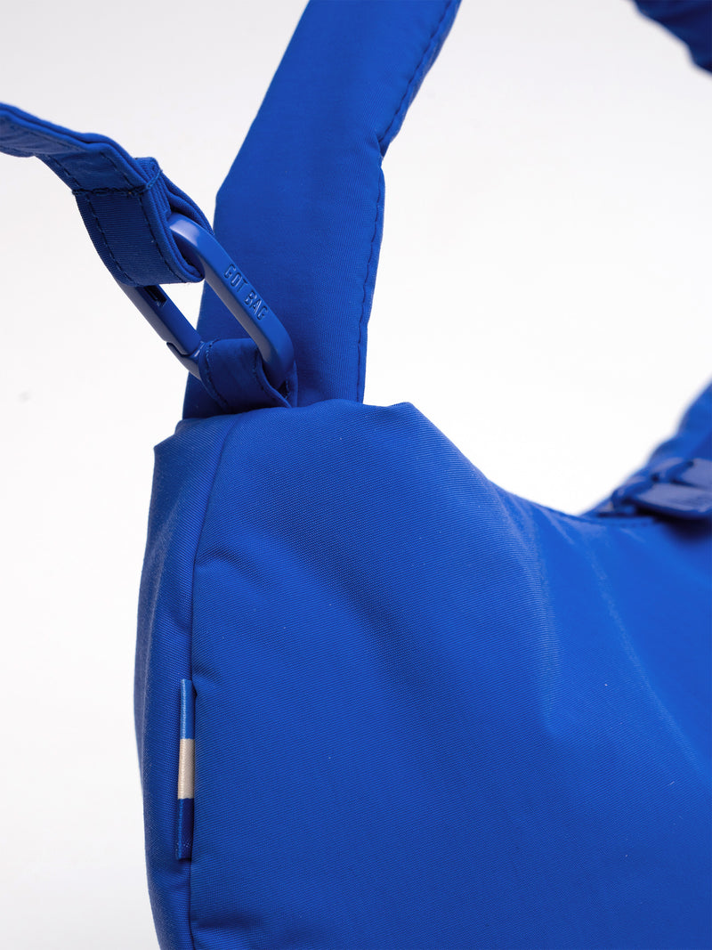 CLOUD BEAD BAG Tasche in cobalt (leuchtendes Kobaltblau) mit Karabiner und GOT BAG Schriftzug als Detailaufnahme.