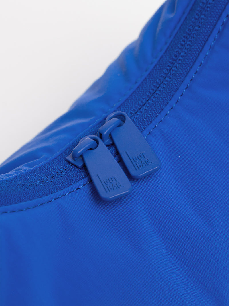 CLOUD BEAD BAG Tasche in cobalt (leuchtendes Kobaltblau), Detailaufnahme des Reißverschlusses.