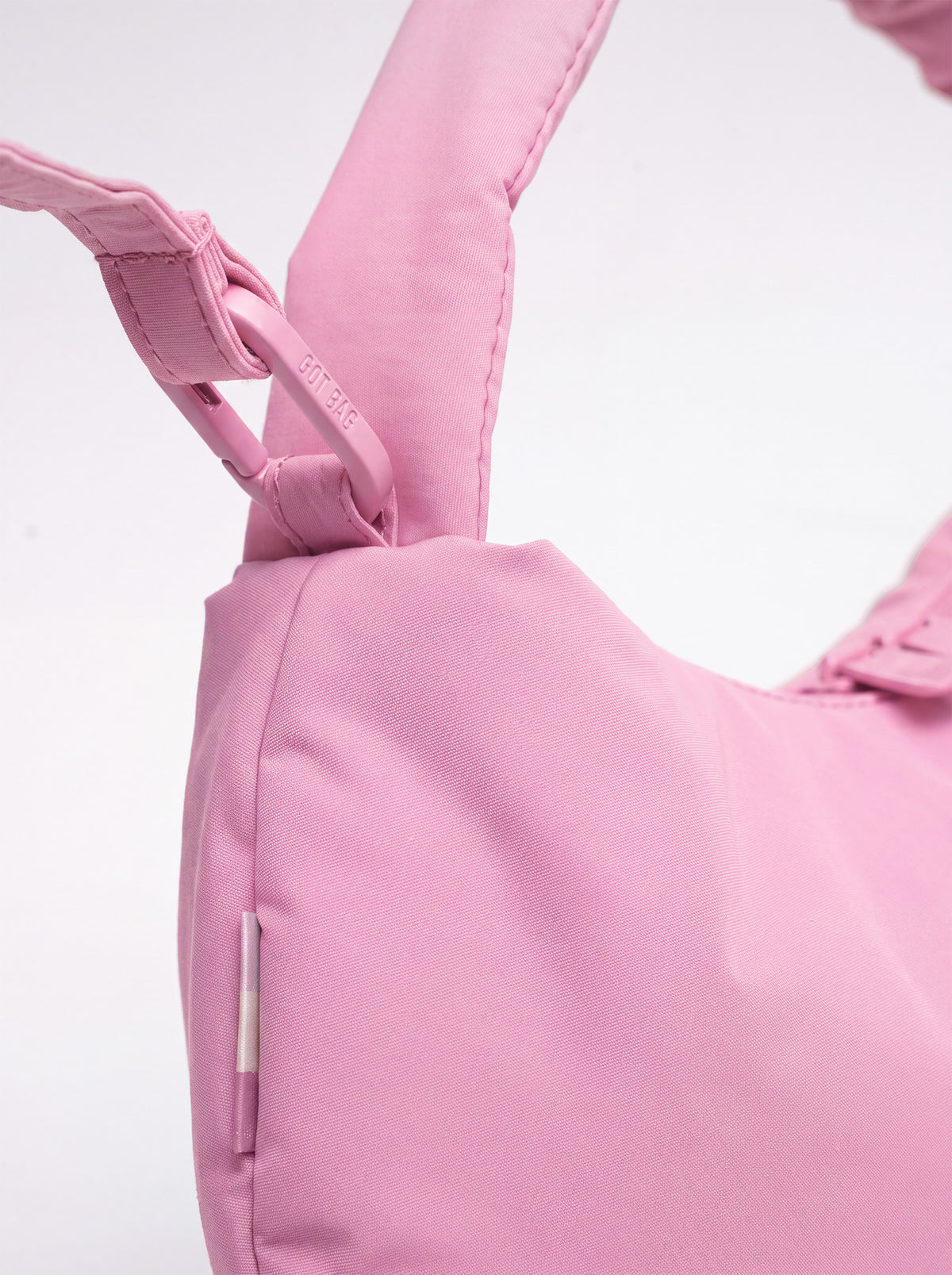 CLOUD BEAD BAG Tasche in sea rose (sattes Pastell-Rosa) mit Karabiner und GOT BAG Prägung in Detailaufnahme.