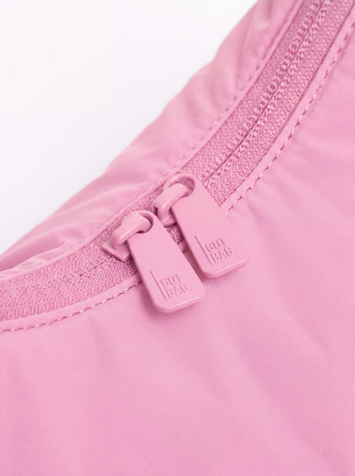 CLOUD BEAD BAG Tasche in sea rose (sattes Pastell-Rosa) Detailaufnahme.