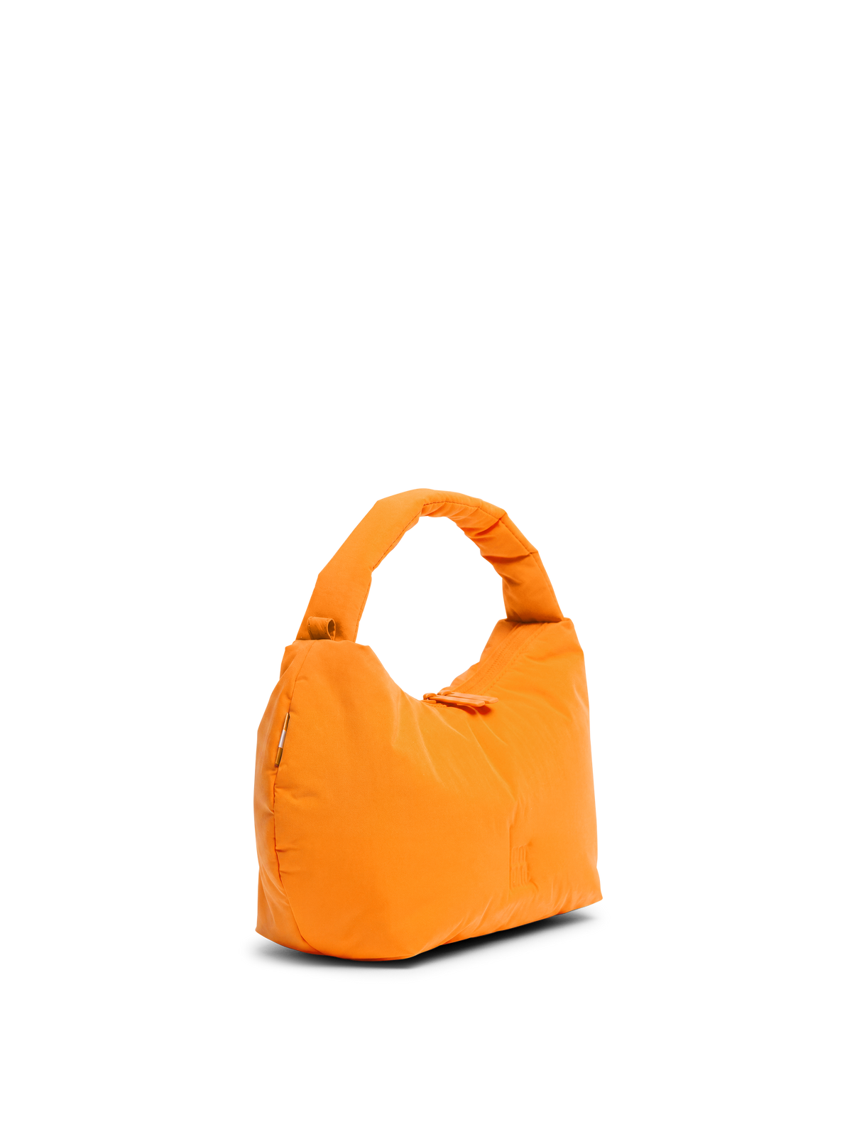 CLOUD BEAD BAG Tasche in clownfish (leuchtendes Orange-Gelb) im leichten Winkel auf weißem Hintergrund.