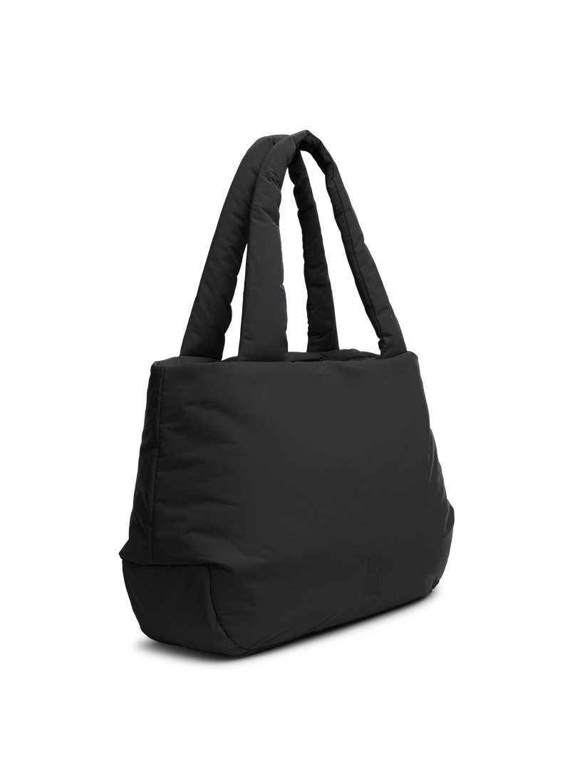 CLOUD HORIZON TOTE BAG Tasche in black (Schwarz) als Studioaufnahme in diagonaler Ansicht.