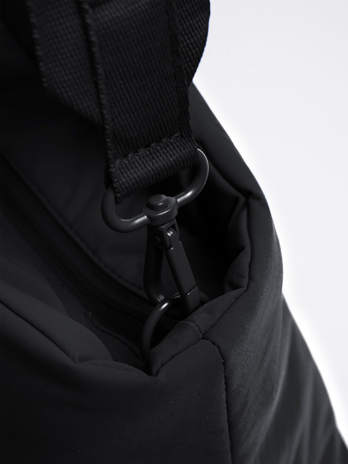 CLOUD HORIZON TOTE BAG Tasche in black (Schwarz) als Detailaufnahme.