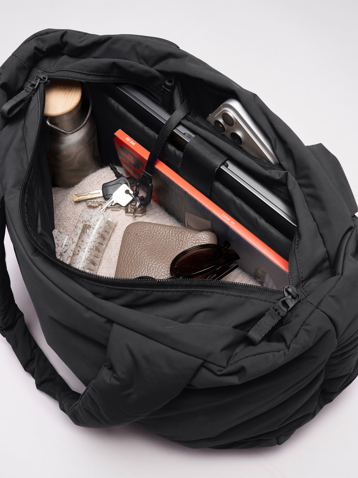 CLOUD HORIZON TOTE BAG Tasche in black (Schwarz) mit Blick auf den gefüllten Innenraum.