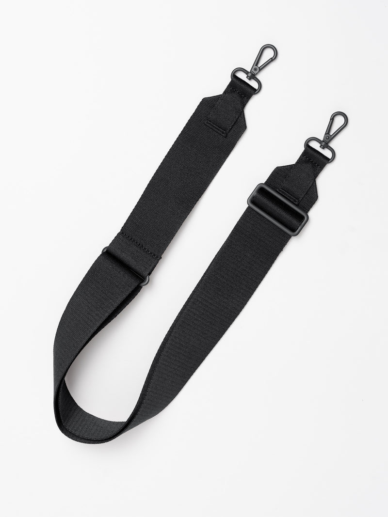 CLOUD HORIZON TOTE BAG Tasche in black (Schwarz), crossbody Riemen, Detailaufnahme.